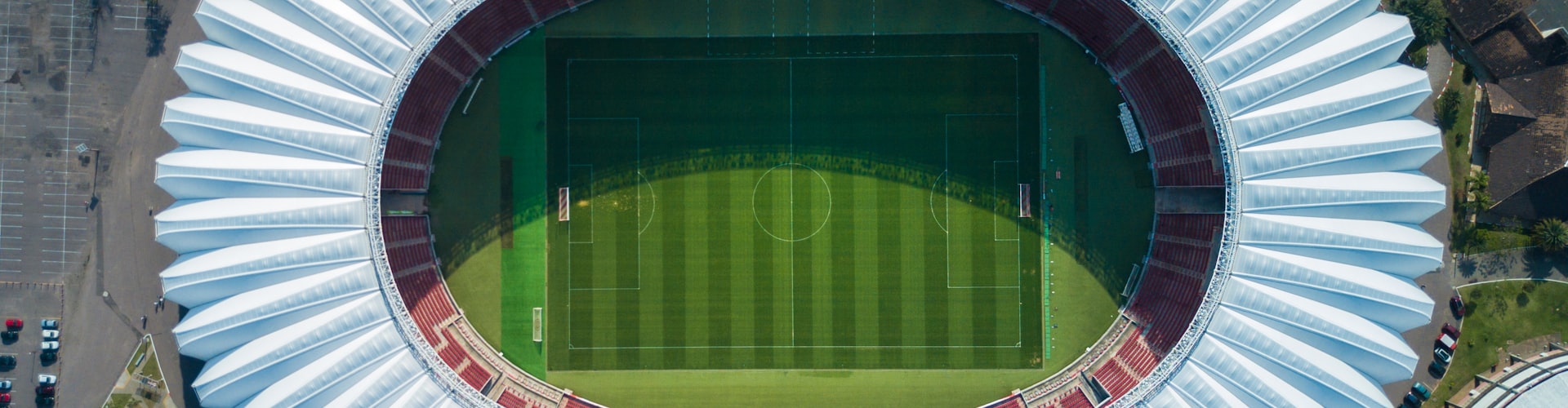 成千上万球迷在体育场挥舞旗帜热烈欢呼的宏大场面